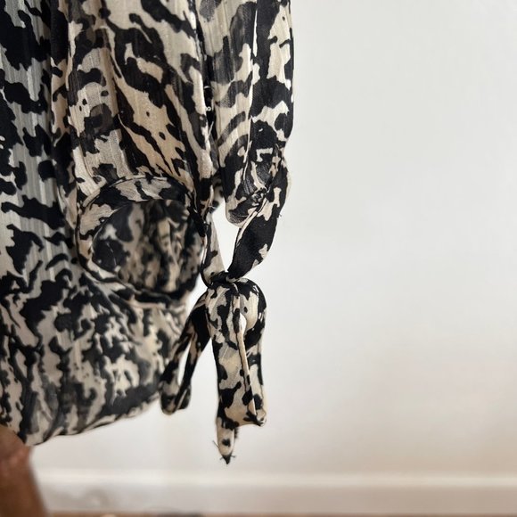 Blousology Women's Size 2X Abstract Long Sleeve Scoop-Neck Tie-Cuff Blouse - Picture 6 of 13